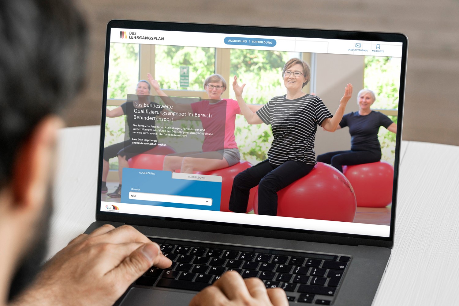 Eine Person sieht sich am Laptop eine Webseite an