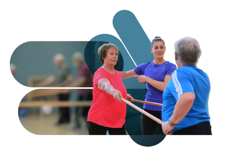 Rehasport‑Teilnehmende bei Bewegungstraining mit Stäben