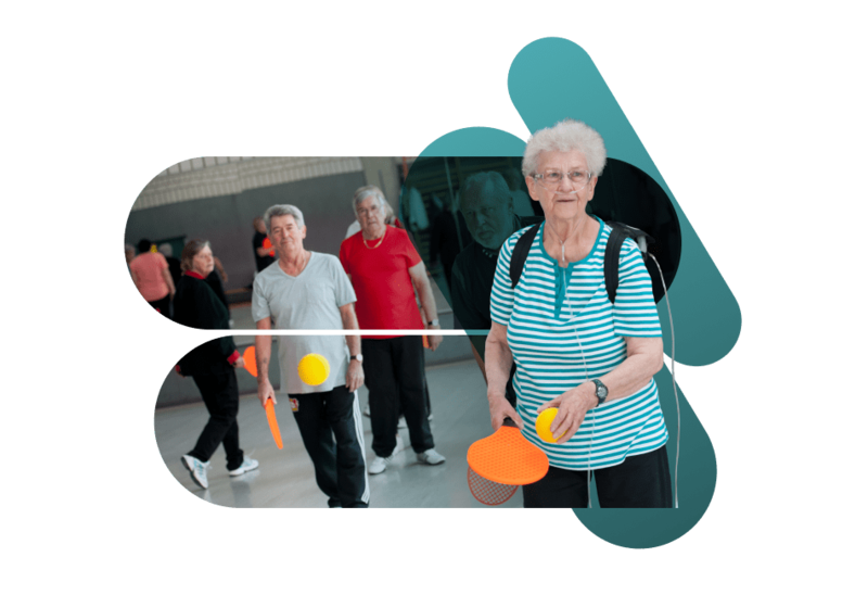 Mehrere ältere Menschen trainieren gemeinsam beim Rehasport