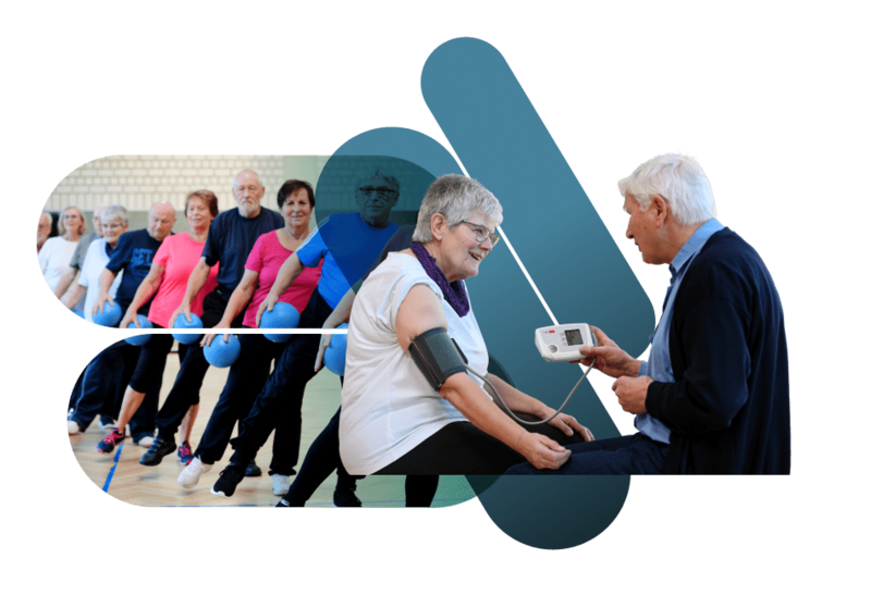 Ein Rehaarzt kontrolliert den Blutdruck einer älteren Rehasportlerin