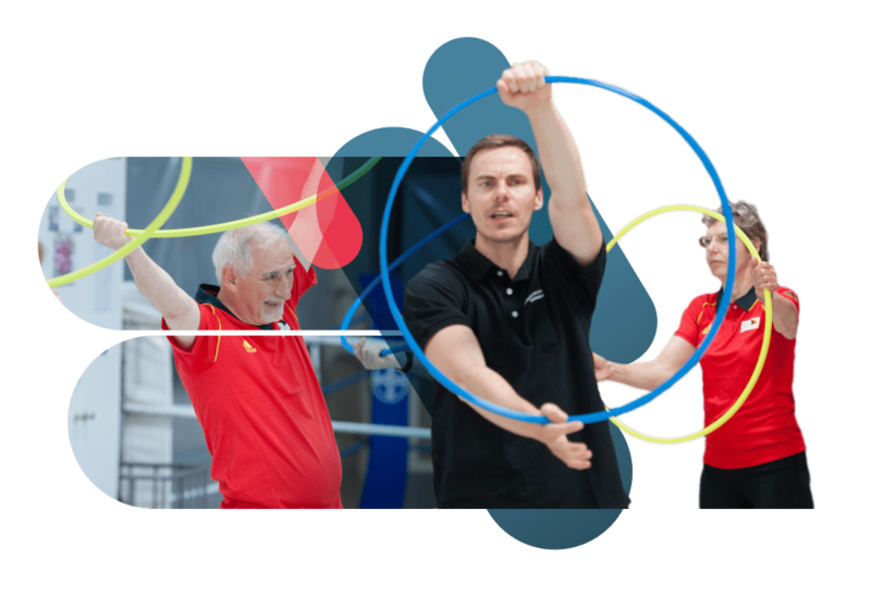Gruppe von älteren Personen macht Rehasport mit Hula Hoop Reifen