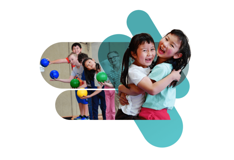 Fröhliche Gruppe von Kindern beim Rehasport